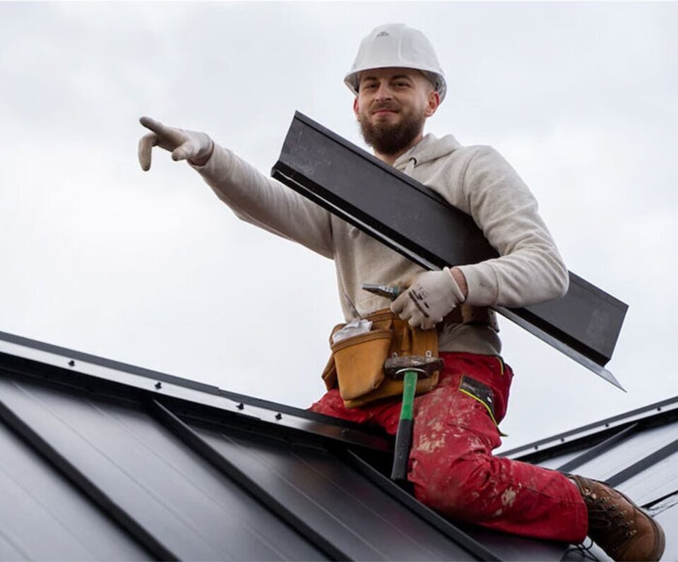 Dakdekker aan het werk op hoogte.