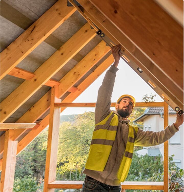 Dakdekker aan het werk op hoogte.